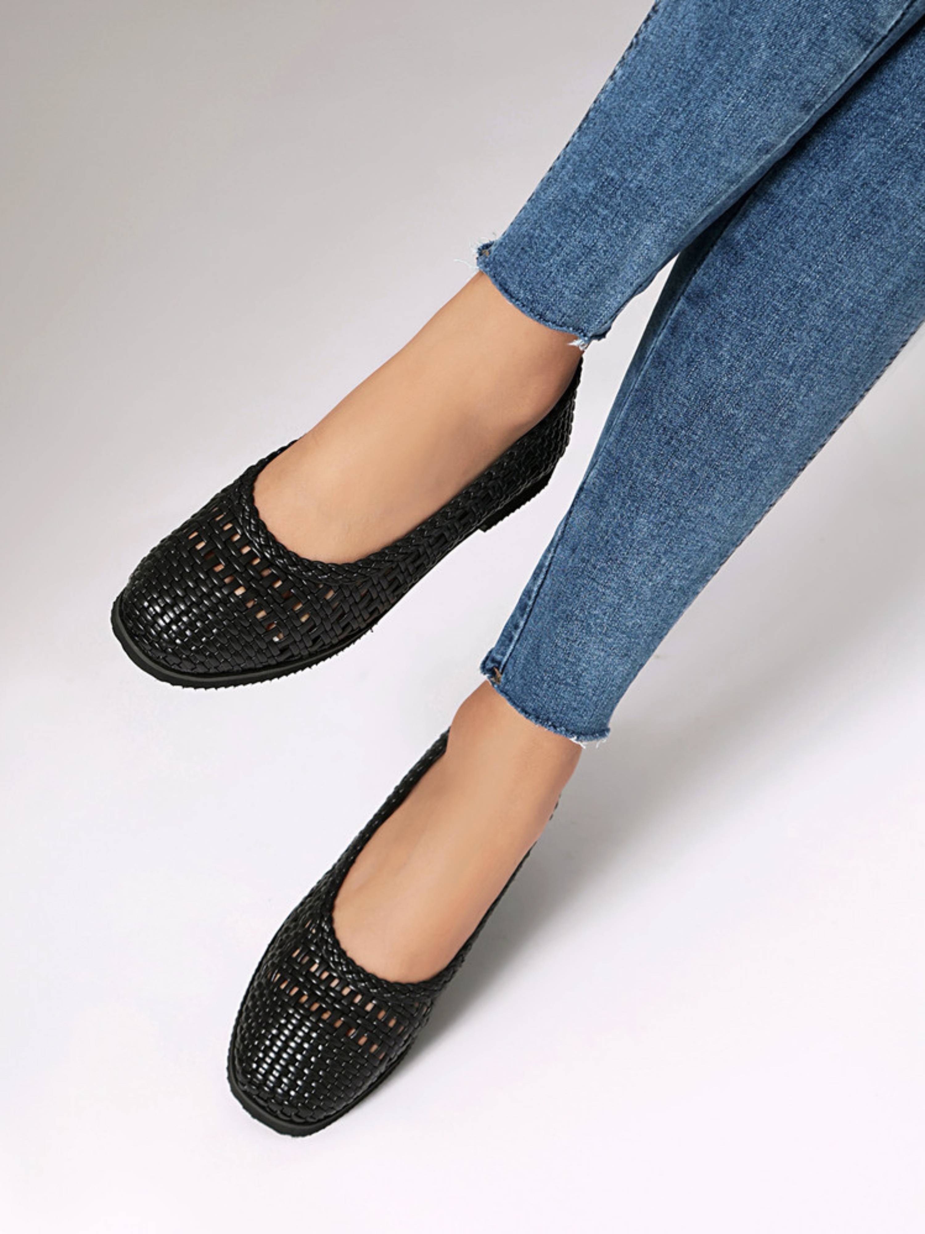 Simple Weave Everyday Flats Sandals for Women in Black