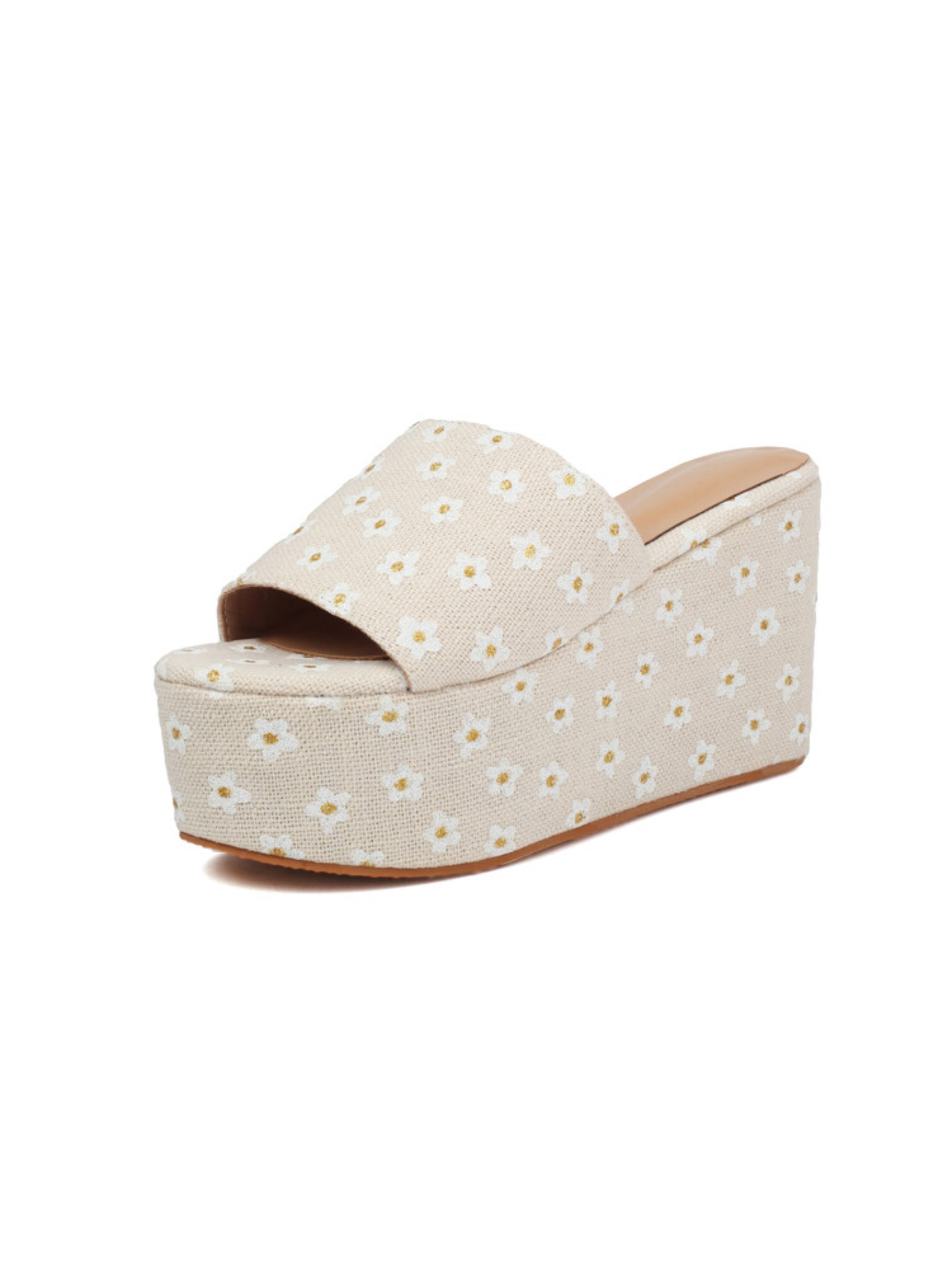 Beige wedge sandal with floral pattern