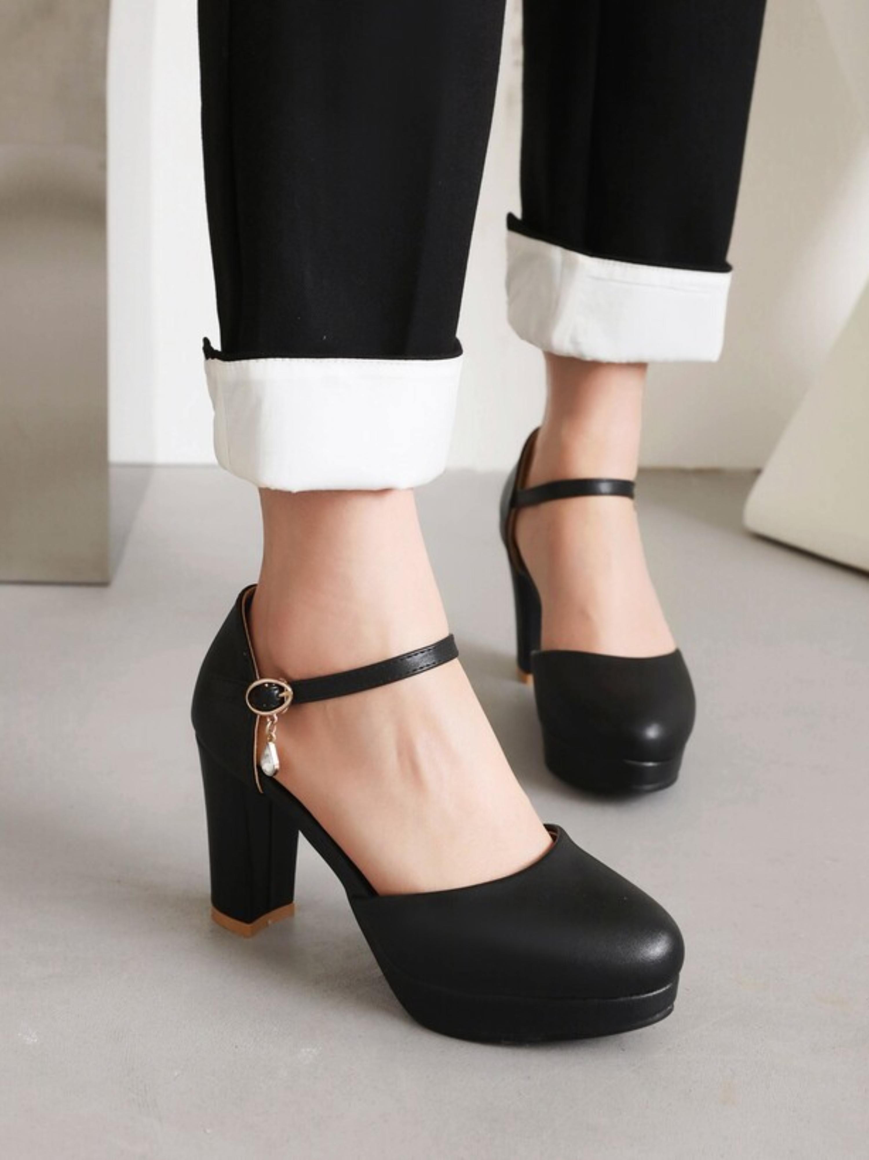 Fantasy Black Pumps Women's Closed Toe Sandals