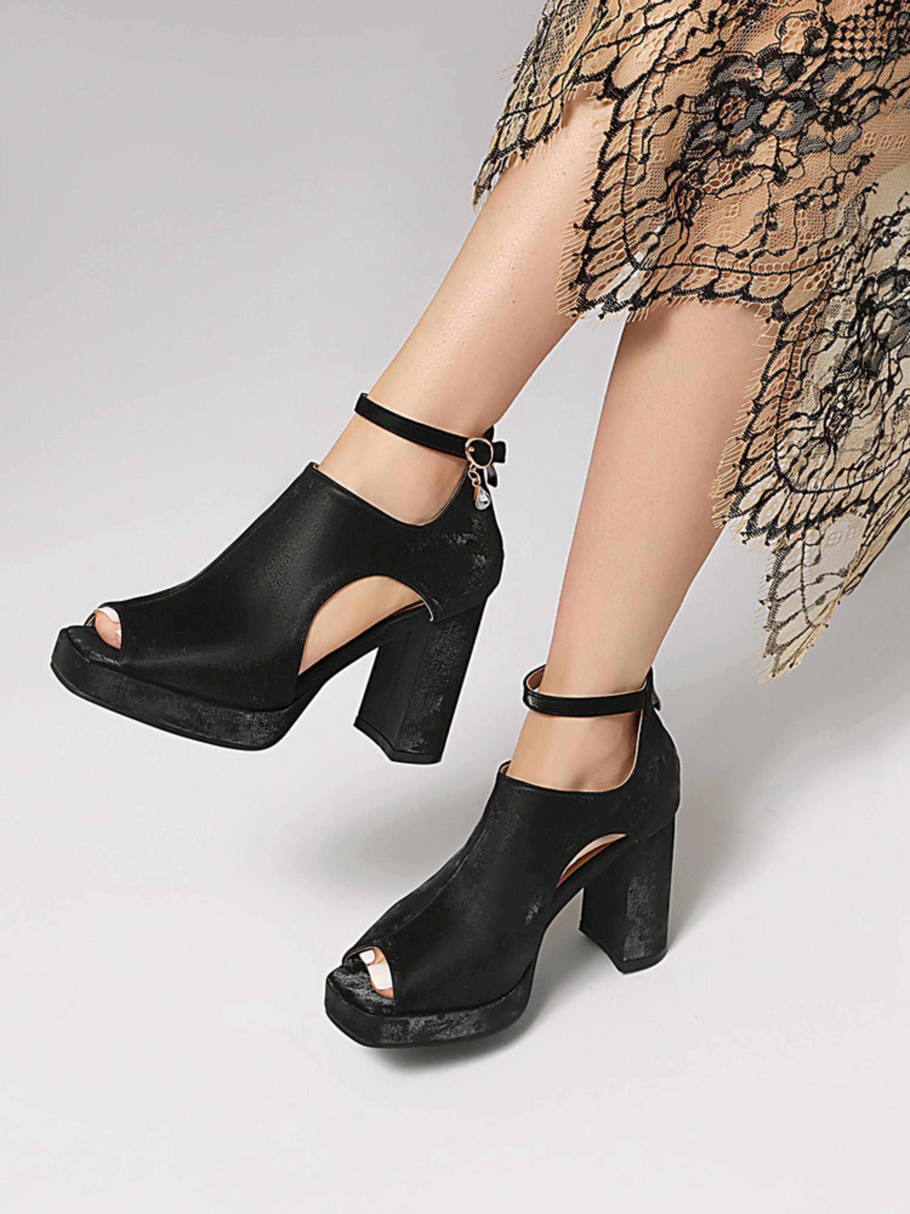 Sophisticated Black Cut-Out Side Design Woman Sandals