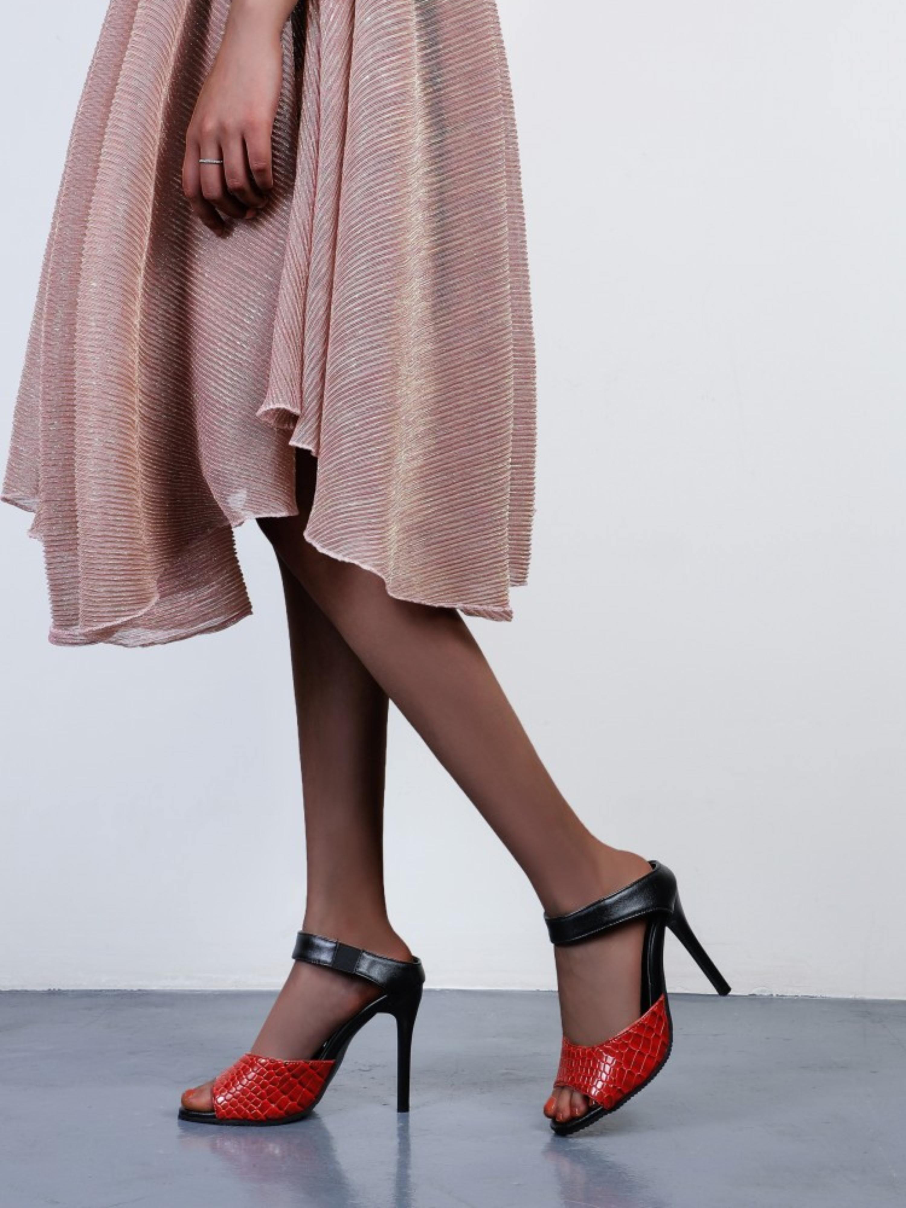 Red Desire Croc-Textured Peep-Toe Women's Comfort Sandals